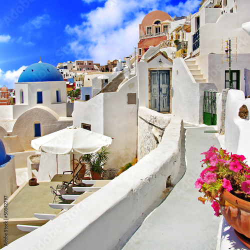 Naklejka na drzwi charming streets of Santorini