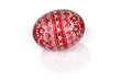 Jajko Wielkanocne czerwone z wydrapanym wzorem.
