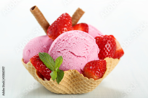 Fotografie, Obraz gelato di fragole con frutta in coppa di cialda e wafer