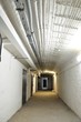 długi oświetlony korytarz w piwnicy