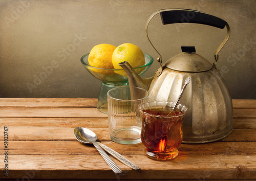 Fotografía Vintage still life with teapot and lemons on wooden table