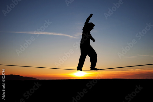 Cuadros en Lienzo silhouette of slackliner in sunset