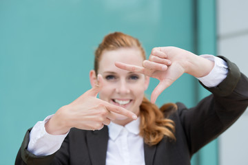 lachende frau mit durchblick