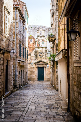 Naklejka na drzwi Narrow Street inside Dubrovnik Old Town