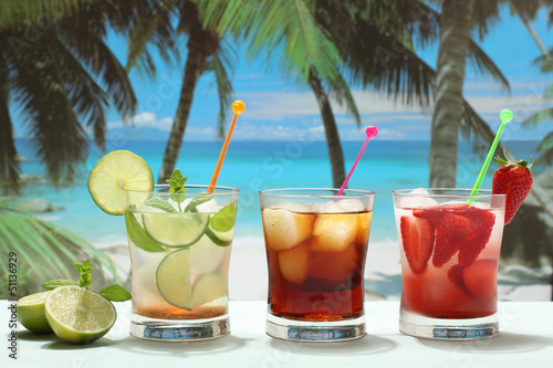 Fotografie, Obraz cocktails alcolici con frutta su sfondo mare esotico