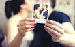 © missypita - Влюбленная пара держит фотографию