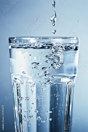 Naklejka ścienna Sauberes klares Wasser im Glas