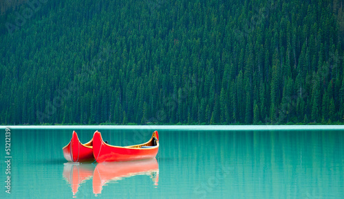 Fotografía Canoes floating peacufully on Lake Louise near Banff.