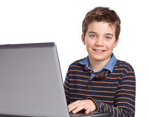 Fototapete - Lächelnder, freundlicher Junge / Kind mit Laptop / Notebook