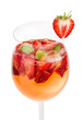 Aperitif mit Erdbeeren und Minze in einem Weinglas