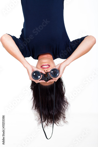 Fotografía upside down woman holding binoculars