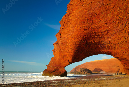 Foto-Fahne - Red archs on atlantic ocean coast. Marocco (von SJ Travel Footage)