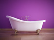 badewanne mit violetter wand