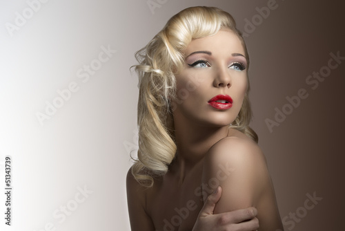 seksowna-blondynka-w-stylu-vintage