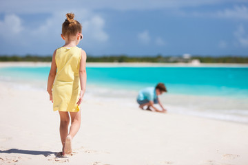 Canvas Print - Kids at beach