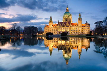 Wall Mural - Rathaus Hannover nachts mit Spiegelung im Maschteich