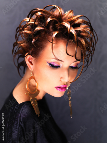 Naklejka na drzwi Beautiful woman with fashion hairstyle and pink makeup