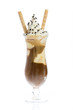 Eiskaffee vor weißem Hintergrund mit Schokostreusel