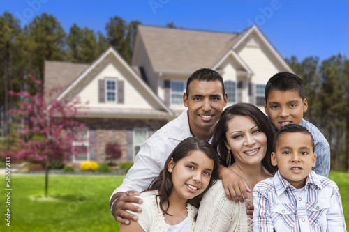 Juliste Hispanic Family in Front of Beautiful House