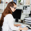 © contrastwerkstatt - angestellte arbeitet am schreibtisch