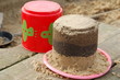 Kinderspielzeug - Sandkuchen bauen im Sandkasten