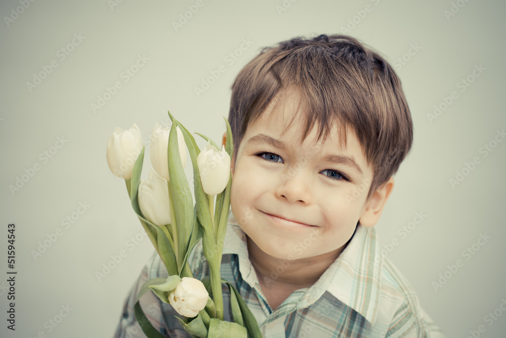 Uśmiechnięty chłopiec z tulipanami - obrazy, fototapety, plakaty 