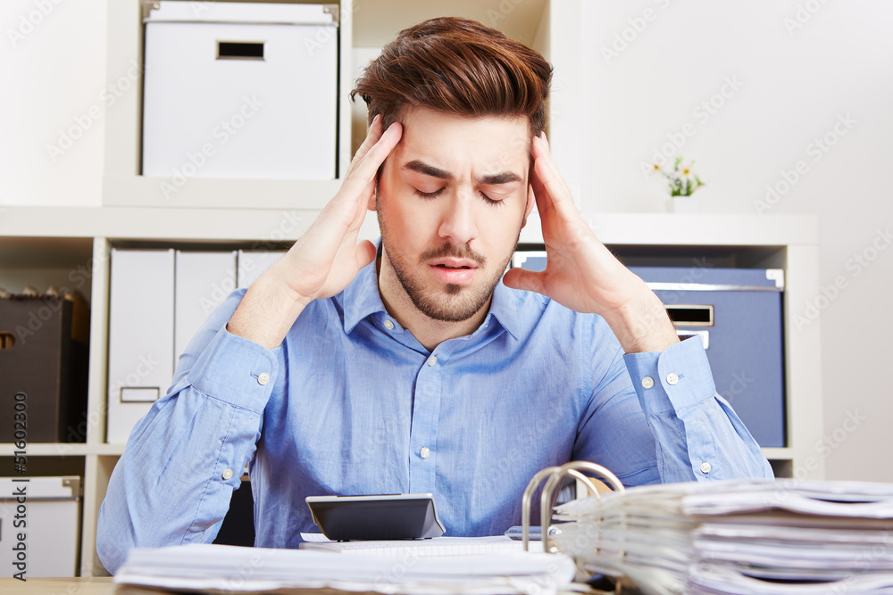 Geschäftsmann mit Burnout im Büro