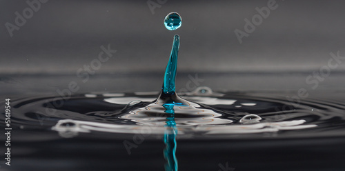 Fototapeta na wymiar Goccia d'acqua blu