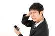 © masa1986 - スマートフォンを持った男性　トラブル