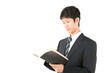 © masa1986 - 手帳を持った男性