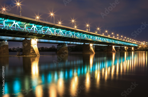 podswietlany-most-w-nocy