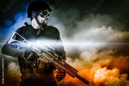Fotografía assault soldier with rifle on apocalyptic clouds