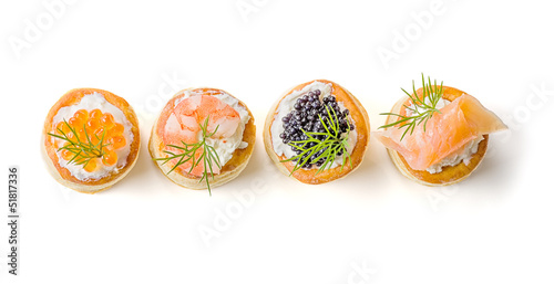 Fotomural Blätterteigpasteten mit Lachs, Kaviar und Garnelen