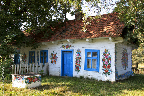 stary-drewniany-wiejski-domek-udekorowany-w-kolorowe-wzory-folkowe