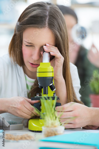 Fotografia High School students. Beautiful girl working at biology classroo