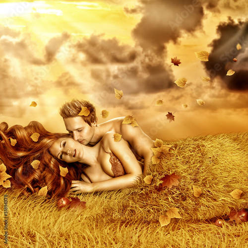 Fototeppich - Loving fairy couple in a bed of grass (von katalinks)