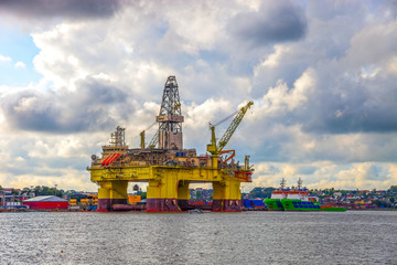 Wall Mural - Oil rig a cloudy day