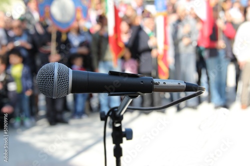 Fotografía microfono sfondo manifestanti liberazione