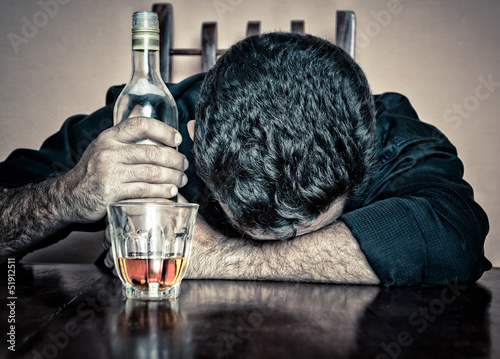 Fotografía Grunge portrait of a drunk man sleeping with his head on a table
