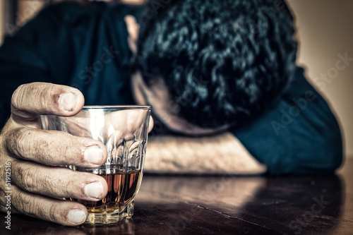 Fotomural Hombre borracho que sostiene una copa y durmiendo en una tabla