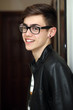 © Andre Ila - Ritratto di ragazzo sorridente con occhiali