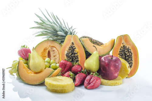 zdrowe-sezonowe-owoce-na-bialym-tle