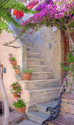 Fototapeta do kuchni Scorcio di vicolo caratteristico con fiori