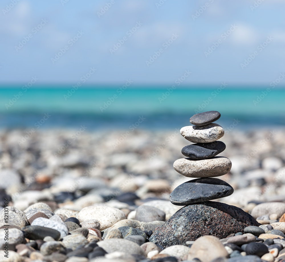 stos-kamieni-zen-na-kamienistej-plazy-z-turkusowym-morzem