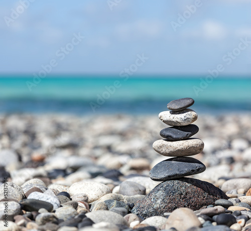 stos-kamieni-zen-na-kamienistej-plazy-z-turkusowym-morzem