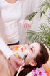 © juniart - Junge brunette Frau bei einer pflegenden Gesichtsmaske mit Kosme