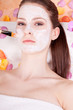 © juniart - Junge brunette Frau bei einer pflegenden Gesichtsmaske mit Kosme