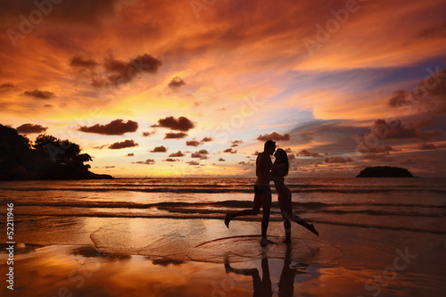 Foto-Doppelrollo - Silhouettes of lovers on a background of a sunset (von Pasko Maksim )