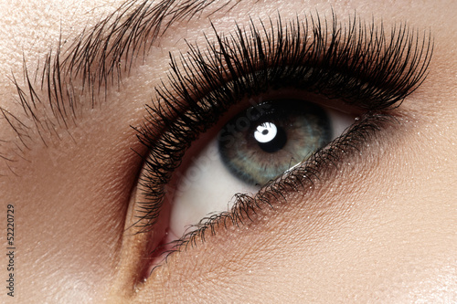 Fotografía Macro of beautiful eye with extremely long eyelashes