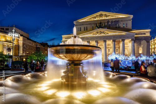 Photo Fountain and Bolshoi Theater Illuminated in the Night, Moscow, R